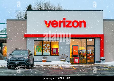 New Hartford, NY – 28. Dezember 2025: Verizon, ein US-Telekommunikationsunternehmen, das 2000 gegründet wurde, wurde mit Weihnachtsschildern und schneebedeckten Geschäften im Einzelhandel gezeigt Stockfoto