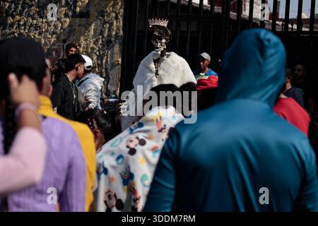 Tausende von Gläubigen von Santa Muerte strömen in das Viertel Tepito im Stadtteil Cuauhtémoc von Mexiko-Stadt, um das neue Jahr 2026 zu beginnen, indem sie sich bedanken und die „Weiße Dame“ bitten, sie vor allem Bösen zu schützen und ihnen Gesundheit, Wohlstand und Beschäftigung zu gewähren. Dieser Altar ist der wichtigste im Land, weil er der erste war, der öffentlich zugänglich gemacht wurde. Der Besitzer und Beschützer dieses Altars ist Enriqueta Romero, besser bekannt als "Doña Queta". Der mexikanische glaube an den Tod hat prähispanische Wurzeln und stammt nicht aus Gefängnissen oder Drogenhandel, wie oft angenommen wird. Aber diese Hingabe hat es getan Stockfoto