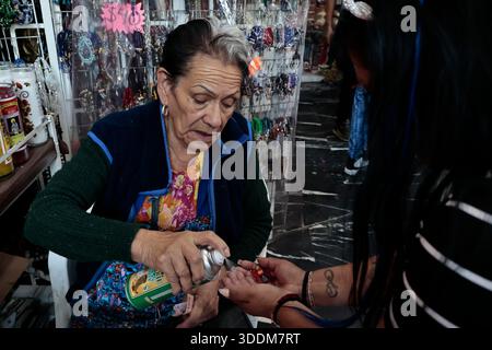 Tausende von Gläubigen von Santa Muerte strömen in das Viertel Tepito im Stadtteil Cuauhtémoc von Mexiko-Stadt, um das neue Jahr 2026 zu beginnen, indem sie sich bedanken und die „Weiße Dame“ bitten, sie vor allem Bösen zu schützen und ihnen Gesundheit, Wohlstand und Beschäftigung zu gewähren. Dieser Altar ist der wichtigste im Land, weil er der erste war, der öffentlich zugänglich gemacht wurde. Der Besitzer und Beschützer dieses Altars ist Enriqueta Romero, besser bekannt als "Doña Queta". Der mexikanische glaube an den Tod hat prähispanische Wurzeln und stammt nicht aus Gefängnissen oder Drogenhandel, wie oft angenommen wird. Aber diese Hingabe hat es getan Stockfoto