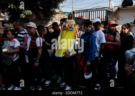 Tausende von Gläubigen von Santa Muerte strömen in das Viertel Tepito im Stadtteil Cuauhtémoc von Mexiko-Stadt, um das neue Jahr 2026 zu beginnen, indem sie sich bedanken und die „Weiße Dame“ bitten, sie vor allem Bösen zu schützen und ihnen Gesundheit, Wohlstand und Beschäftigung zu gewähren. Dieser Altar ist der wichtigste im Land, weil er der erste war, der öffentlich zugänglich gemacht wurde. Der Besitzer und Beschützer dieses Altars ist Enriqueta Romero, besser bekannt als "Doña Queta". Der mexikanische glaube an den Tod hat prähispanische Wurzeln und stammt nicht aus Gefängnissen oder Drogenhandel, wie oft angenommen wird. Aber diese Hingabe hat es getan Stockfoto