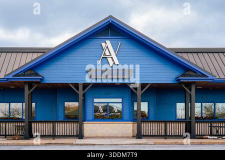 New Hartford, NY - 25. Dezember 2025: Close-up View of Aqua Vino Restaurant & Bar, wurde im September 2007 von Robert Esche, dem Präsidenten des gegründet Stockfoto