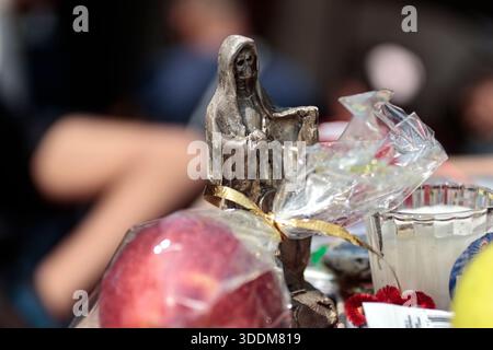 Tausende von Gläubigen von Santa Muerte strömen in das Viertel Tepito im Stadtteil Cuauhtémoc von Mexiko-Stadt, um das neue Jahr 2026 zu beginnen, indem sie sich bedanken und die „Weiße Dame“ bitten, sie vor allem Bösen zu schützen und ihnen Gesundheit, Wohlstand und Beschäftigung zu gewähren. Dieser Altar ist der wichtigste im Land, weil er der erste war, der öffentlich zugänglich gemacht wurde. Der Besitzer und Beschützer dieses Altars ist Enriqueta Romero, besser bekannt als "Doña Queta". Der mexikanische glaube an den Tod hat prähispanische Wurzeln und stammt nicht aus Gefängnissen oder Drogenhandel, wie oft angenommen wird. Aber diese Hingabe hat es getan Stockfoto