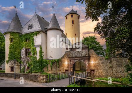 Bitburg, Deutschland - 30. Juni 2024: Altes Rittersdorf Schloss bei Bitburg am 30. Juni 2024 in Deutschland, Europa Stockfoto