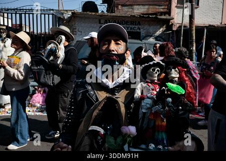 Tausende von Gläubigen von Santa Muerte strömen in das Viertel Tepito im Stadtteil Cuauhtémoc von Mexiko-Stadt, um das neue Jahr 2026 zu beginnen, indem sie sich bedanken und die „Weiße Dame“ bitten, sie vor allem Bösen zu schützen und ihnen Gesundheit, Wohlstand und Beschäftigung zu gewähren. Dieser Altar ist der wichtigste im Land, weil er der erste war, der öffentlich zugänglich gemacht wurde. Der Besitzer und Beschützer dieses Altars ist Enriqueta Romero, besser bekannt als "Doña Queta". Der mexikanische glaube an den Tod hat prähispanische Wurzeln und stammt nicht aus Gefängnissen oder Drogenhandel, wie oft angenommen wird. Aber diese Hingabe hat es getan Stockfoto