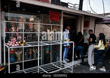 Tausende von Gläubigen von Santa Muerte strömen in das Viertel Tepito im Stadtteil Cuauhtémoc von Mexiko-Stadt, um das neue Jahr 2026 zu beginnen, indem sie sich bedanken und die „Weiße Dame“ bitten, sie vor allem Bösen zu schützen und ihnen Gesundheit, Wohlstand und Beschäftigung zu gewähren. Dieser Altar ist der wichtigste im Land, weil er der erste war, der öffentlich zugänglich gemacht wurde. Der Besitzer und Beschützer dieses Altars ist Enriqueta Romero, besser bekannt als "Doña Queta". Der mexikanische glaube an den Tod hat prähispanische Wurzeln und stammt nicht aus Gefängnissen oder Drogenhandel, wie oft angenommen wird. Aber diese Hingabe hat es getan Stockfoto