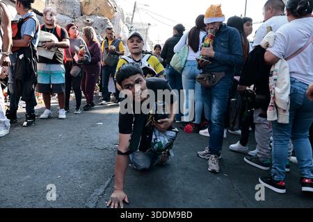 Tausende von Gläubigen von Santa Muerte strömen in das Viertel Tepito im Stadtteil Cuauhtémoc von Mexiko-Stadt, um das neue Jahr 2026 zu beginnen, indem sie sich bedanken und die „Weiße Dame“ bitten, sie vor allem Bösen zu schützen und ihnen Gesundheit, Wohlstand und Beschäftigung zu gewähren. Dieser Altar ist der wichtigste im Land, weil er der erste war, der öffentlich zugänglich gemacht wurde. Der Besitzer und Beschützer dieses Altars ist Enriqueta Romero, besser bekannt als "Doña Queta". Der mexikanische glaube an den Tod hat prähispanische Wurzeln und stammt nicht aus Gefängnissen oder Drogenhandel, wie oft angenommen wird. Aber diese Hingabe hat es getan Stockfoto