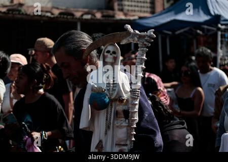 Tausende von Gläubigen von Santa Muerte strömen in das Viertel Tepito im Stadtteil Cuauhtémoc von Mexiko-Stadt, um das neue Jahr 2026 zu beginnen, indem sie sich bedanken und die „Weiße Dame“ bitten, sie vor allem Bösen zu schützen und ihnen Gesundheit, Wohlstand und Beschäftigung zu gewähren. Dieser Altar ist der wichtigste im Land, weil er der erste war, der öffentlich zugänglich gemacht wurde. Der Besitzer und Beschützer dieses Altars ist Enriqueta Romero, besser bekannt als "Doña Queta". Der mexikanische glaube an den Tod hat prähispanische Wurzeln und stammt nicht aus Gefängnissen oder Drogenhandel, wie oft angenommen wird. Aber diese Hingabe hat es getan Stockfoto