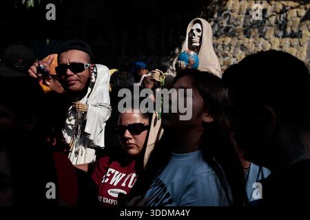 Tausende von Gläubigen von Santa Muerte strömen in das Viertel Tepito im Stadtteil Cuauhtémoc von Mexiko-Stadt, um das neue Jahr 2026 zu beginnen, indem sie sich bedanken und die „Weiße Dame“ bitten, sie vor allem Bösen zu schützen und ihnen Gesundheit, Wohlstand und Beschäftigung zu gewähren. Dieser Altar ist der wichtigste im Land, weil er der erste war, der öffentlich zugänglich gemacht wurde. Der Besitzer und Beschützer dieses Altars ist Enriqueta Romero, besser bekannt als "Doña Queta". Der mexikanische glaube an den Tod hat prähispanische Wurzeln und stammt nicht aus Gefängnissen oder Drogenhandel, wie oft angenommen wird. Aber diese Hingabe hat es getan Stockfoto