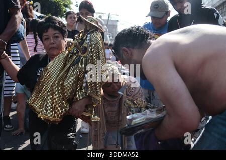 Tausende von Gläubigen von Santa Muerte strömen in das Viertel Tepito im Stadtteil Cuauhtémoc von Mexiko-Stadt, um das neue Jahr 2026 zu beginnen, indem sie sich bedanken und die „Weiße Dame“ bitten, sie vor allem Bösen zu schützen und ihnen Gesundheit, Wohlstand und Beschäftigung zu gewähren. Dieser Altar ist der wichtigste im Land, weil er der erste war, der öffentlich zugänglich gemacht wurde. Der Besitzer und Beschützer dieses Altars ist Enriqueta Romero, besser bekannt als "Doña Queta". Der mexikanische glaube an den Tod hat prähispanische Wurzeln und stammt nicht aus Gefängnissen oder Drogenhandel, wie oft angenommen wird. Aber diese Hingabe hat es getan Stockfoto