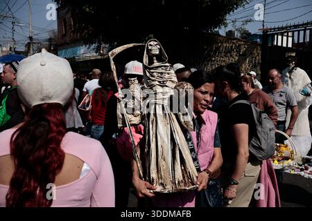 Tausende von Gläubigen von Santa Muerte strömen in das Viertel Tepito im Stadtteil Cuauhtémoc von Mexiko-Stadt, um das neue Jahr 2026 zu beginnen, indem sie sich bedanken und die „Weiße Dame“ bitten, sie vor allem Bösen zu schützen und ihnen Gesundheit, Wohlstand und Beschäftigung zu gewähren. Dieser Altar ist der wichtigste im Land, weil er der erste war, der öffentlich zugänglich gemacht wurde. Der Besitzer und Beschützer dieses Altars ist Enriqueta Romero, besser bekannt als "Doña Queta". Der mexikanische glaube an den Tod hat prähispanische Wurzeln und stammt nicht aus Gefängnissen oder Drogenhandel, wie oft angenommen wird. Aber diese Hingabe hat es getan Stockfoto