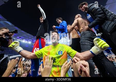 Daniel Heuer Fernandes, der HSV Torwart mit Fans bei der Aufstiegsfeier in die 1. Fussball Bundesliga nach dem Spiel - Hamburger SV - SSV Ulm - am 10,05 Stockfoto