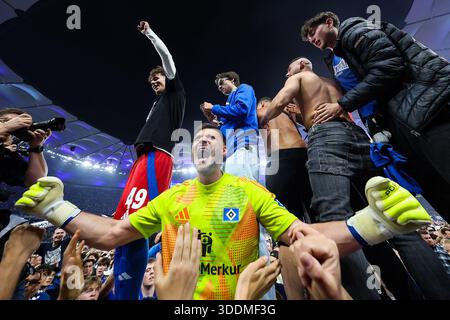 Daniel Heuer Fernandes, der HSV Torwart mit Fans bei der Aufstiegsfeier in die 1. Fussball Bundesliga nach dem Spiel - Hamburger SV - SSV Ulm - am 10,05 Stockfoto