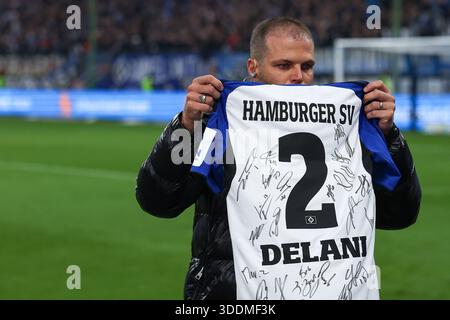 Dennis Diekmeier, der ehemalige HSV Fussballspieler mit einem Trikot mit dem Namen seiner an Krebs erkrankten Tochter Delani am Rande vom Spiel -Hambu Stockfoto