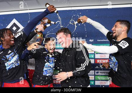 Merlin Polzin, der HSV Trainer bei der Aufstiegsfeier in die 1. Fussball Bundesliga mit Bierdusche von den Spielern Immanuel Pherai und Ludovit Reis n Stockfoto