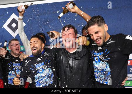 Merlin Polzin, der HSV Trainer bei der Aufstiegsfeier in die 1. Fussball Bundesliga mit Bierdusche von den Spielern Immanuel Pherai und Ludovit Reis n Stockfoto