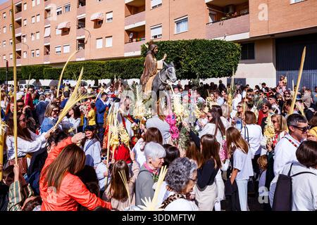 Priester Segnet Palms Während Der Prozession Stockfoto