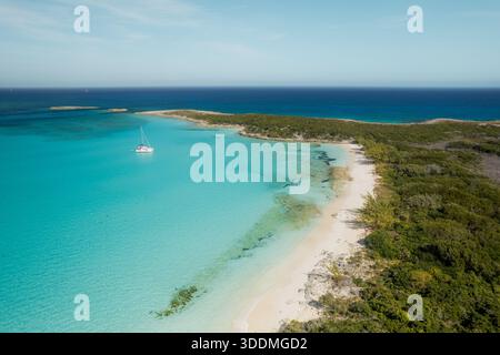Segelboot vor Anker in einer ruhigen türkisfarbenen Bucht in der Nähe der tropischen Küste. Stockfoto