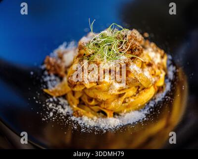 Nahaufnahme einer Ragu-Pasta auf einem Teller Stockfoto