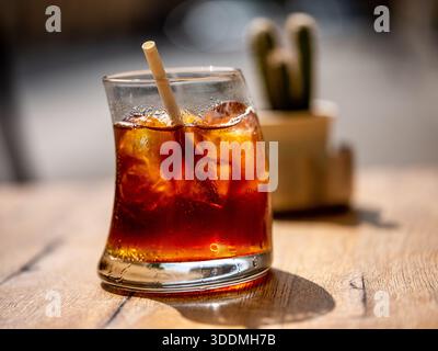 Kaffee kalt in einem Glas mit Eis zubereiten Stockfoto