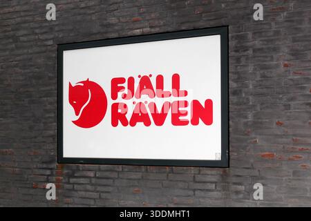 Herning, Dänemark - 18. August 2022: Fjallraven-Logo an einer Wand. Fjallraven ist ein schwedisches Unternehmen, das sich auf Outdoor-Ausrüstung spezialisiert hat, hauptsächlich auf Bekleidung Stockfoto