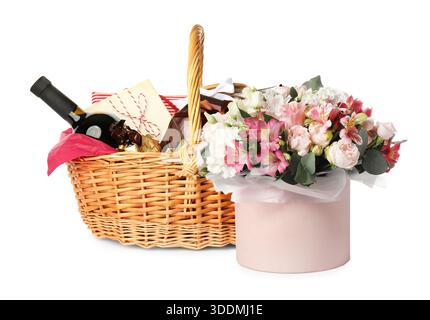 Geschenkkorb und Blumenstrauß auf weißem Hintergrund Stockfoto