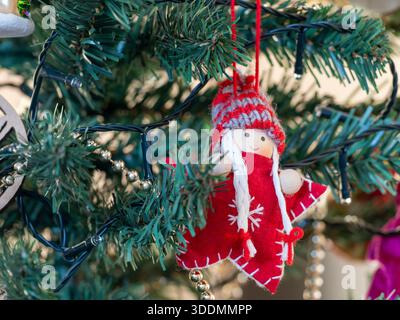 Handgefertigte Filz und Wolle weihnachtsbaumschmuck Baby in einem Wollmütze Stockfoto