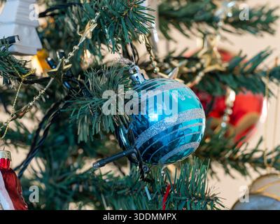 Handgeblasene blaue Glaskugel hängt an einem weihnachtsbaum Stockfoto