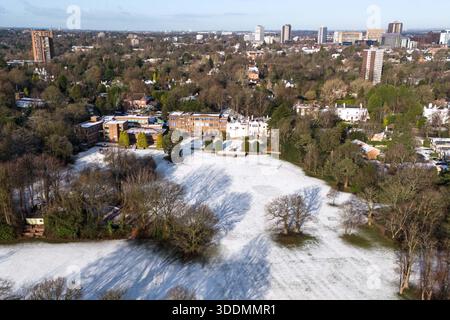 Edgbaston, Birmingham 2. Januar 2026 - die private Priory School mit einer Schneeschicht. - Schnee auf den Dächern in der Gegend von Edgbaston von Birmingham, während sich ein Sturm über Nacht niederließ. Der Edgbaston Priory Tennis Club war betroffen und ein einsamer Schwimmer genoss den beheizten Außenpool, der von schneebedeckten Tennisplätzen umgeben war. Große Felder der Private Priory School (Edgbaston), die zu Weihnachten geschlossen war, sahen aus wie eine Weihnachtskarte und die Skyline von Birmingham sah kühn aus vor einem klaren Himmel mit schneebedeckten Dächern. Das Warwickshire Bears Edgbaston Stadium Cricket Ground sah ebenfalls frostig aus. T Stockfoto