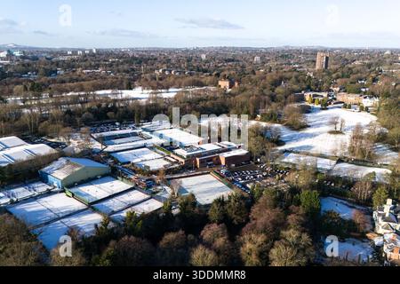 Edgbaston, Birmingham 2. Januar 2026: Der Edgbaston Priory Tennis Club wurde vom Schnee getroffen, der alle bis auf einen einsamen Schwimmer im Freien traf. - Schnee auf den Dächern in der Gegend von Edgbaston von Birmingham, während sich ein Sturm über Nacht niederließ. Der Edgbaston Priory Tennis Club war betroffen und ein einsamer Schwimmer genoss den beheizten Außenpool, der von schneebedeckten Tennisplätzen umgeben war. Große Felder der Private Priory School (Edgbaston), die zu Weihnachten geschlossen war, sahen aus wie eine Weihnachtskarte und die Skyline von Birmingham sah kühn aus vor einem klaren Himmel mit schneebedeckten Dächern. Die Warwickshire Trägt Edgbaston Stad Stockfoto