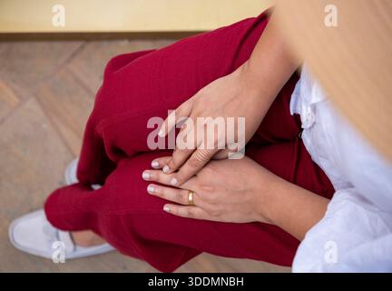 Schwangere Frau, die ihren Bauch hält, Mutterschafts-Fotoshooting in 4K-Auflösung Stockfoto