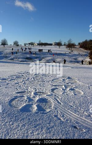 Epsom Downs Surrey, Großbritannien. Januar 2026. Der erste Schnee im Jahr 2026. Nächtlicher Schneefall hinterließ eine gute weiße Decke auf Epsom Downs. Mit Familien, die Schlitten fahren und Schneeengel in der Nähe der Tribüne machen. Quelle: Julia Gavin/Alamy Live News Stockfoto