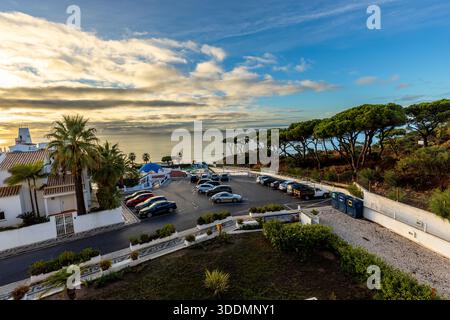 Wunderschöner Sonnenaufgang über dem Atlantik vom Grand Muthu Oura View Beach Club in Albufeira, Algarve, Portugal. Warmes Morgenlicht reflektiert Stockfoto