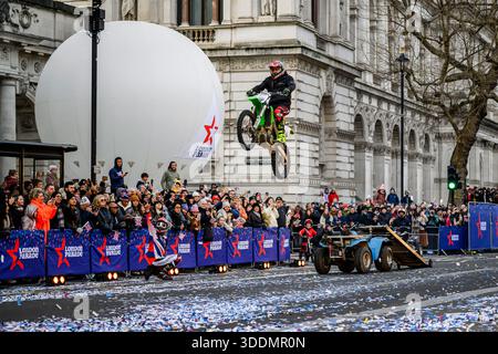 LONDON, VEREINIGTES KÖNIGREICH. Januar: Darsteller bei der London New Year's Day Parade 2026. Organisiert und unterstützt vom Londoner Bürgermeister von London, der Greater London Authority & der City of Westminster in Piccadilly, Regents St, St James's, Pall Mall, Trafalgar Squaure und Whitehall am Donnerstag, den 1. Januar 2026. LONDON ENGLAND. Quelle: Taka G Wu/Alamy Live News Stockfoto