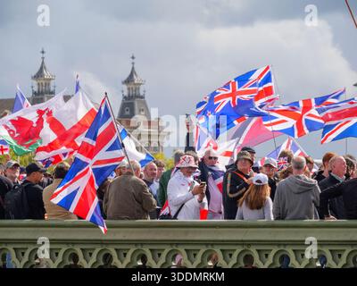 Unite the Kingdom Protest, 13. September 2025, Westminster, London, Großbritannien. Demonstranten mit Union Jacks, St George's Flags und der walisischen Flagge, bekannt als Y Ddraig Goch (der rote Drache), marschieren durch Central London über die Westminster Bridge bei einem von Tommy Robinson organisierten Protest Stockfoto