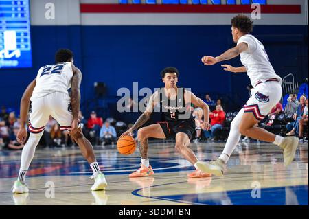 Boca Raton, USA. Dezember 2025 31. UTSA-Garant Austin Nunez (2) dribbelt am 31. Dezember 2025 in der Eleanor R. Baldwin Arena in Boca Raton, FL (Foto: Rick Munroe/SIPA USA) den Ball zwischen FAU-Garant Devin Vanterpool (22) und Josiah Parker (11) Stockfoto