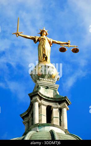Lady of Justice vom Central Criminal Court, liebevoll bekannt als Old Bailey in der Stadt London England, Großbritannien, Scales of Justice Stockfoto Stockfoto