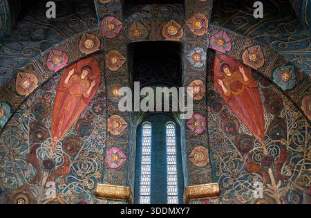 Das kunstvoll verzierte Innenleben der Watts Cemetery Chapel in Compton, Surrey, Südosten Englands Stockfoto