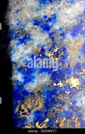 Nahaufnahme von Lapislazuli Blau und Gold Kristall Edelstein Harmonie Hintergrund Stockfoto