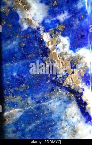 Nahaufnahme von Lapislazuli Blau und Gold Kristall Edelstein Harmonie Hintergrund Stockfoto