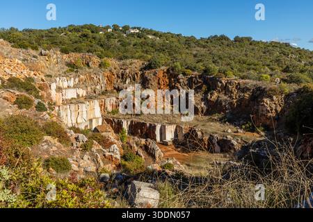 Mesquita Geopont in der Algarve in Portugal, mit einzigartigen Felsformationen und geologischem Erbe in einer natürlichen Küstenlandschaft. Stockfoto