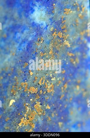 Nahaufnahme von Lapislazuli Blau und Gold Kristall Edelstein Harmonie Hintergrund Stockfoto