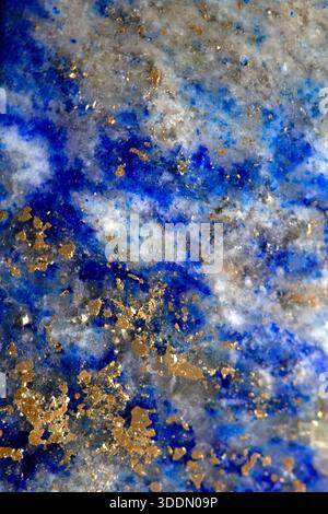 Nahaufnahme von Lapislazuli Blau und Gold Kristall Edelstein Harmonie Hintergrund Stockfoto