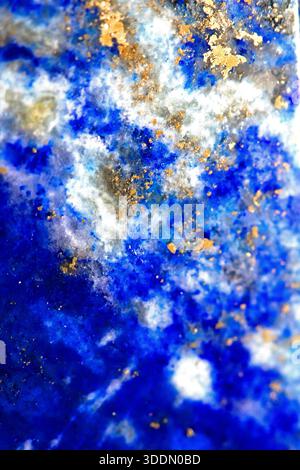 Nahaufnahme von Lapislazuli Blau und Gold Kristall Edelstein Harmonie Hintergrund Stockfoto