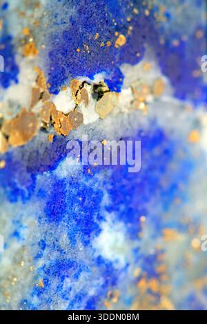 Nahaufnahme von Lapislazuli Blau und Gold Kristall Edelstein Harmonie Hintergrund Stockfoto