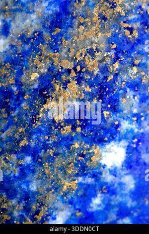 Nahaufnahme von Lapislazuli Blau und Gold Kristall Edelstein Harmonie Hintergrund Stockfoto