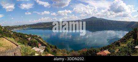 Der Galbaner See (lateinisch Lacus Albanus), auch Lago Albano oder Castel Gandolfo genannt, ist ein See vulkanischen Ursprungs in der Provinz Rom i. Stockfoto