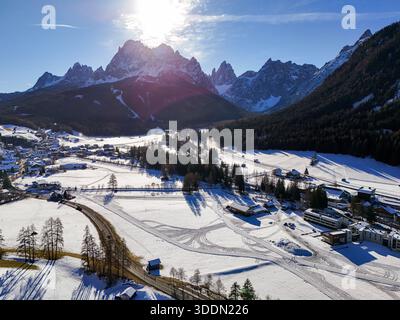 Aus der Vogelperspektive auf die schneebedeckten Sexten unter den majestätischen Dolomiten, der Schnee schafft ein ruhiges Winterwunderland, Sexten, Trentino-Südtirol, Ital Stockfoto