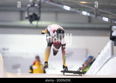 WINTERBERG, DEUTSCHLAND - 02. JANUAR: Hannah Neise aus Deutschland kommt am 1. Tag der IBSF-Weltmeisterschaft 2025/2026 in der Veltins Eisarena Winterberg während der 1. Hitze des Skelettwettbewerbs der Frauen am 02.1.2026 in Nordrhein-Westfalen aus dem Startblock. Foto © Oliver Kremer / Beautiful Sports. Stockfoto