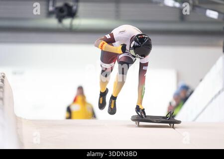 WINTERBERG, DEUTSCHLAND - 02. JANUAR: Hannah Neise aus Deutschland kommt am 1. Tag der IBSF-Weltmeisterschaft 2025/2026 in der Veltins Eisarena Winterberg während der 1. Hitze des Skelettwettbewerbs der Frauen am 02.1.2026 in Nordrhein-Westfalen aus dem Startblock. Foto © Oliver Kremer / Beautiful Sports. Stockfoto