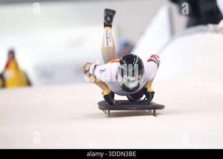 WINTERBERG, DEUTSCHLAND - 02. JANUAR: Hannah Neise aus Deutschland kommt am 1. Tag der IBSF-Weltmeisterschaft 2025/2026 in der Veltins Eisarena Winterberg während der 1. Hitze des Skelettwettbewerbs der Frauen am 02.1.2026 in Nordrhein-Westfalen aus dem Startblock. Foto © Oliver Kremer / Beautiful Sports. Stockfoto